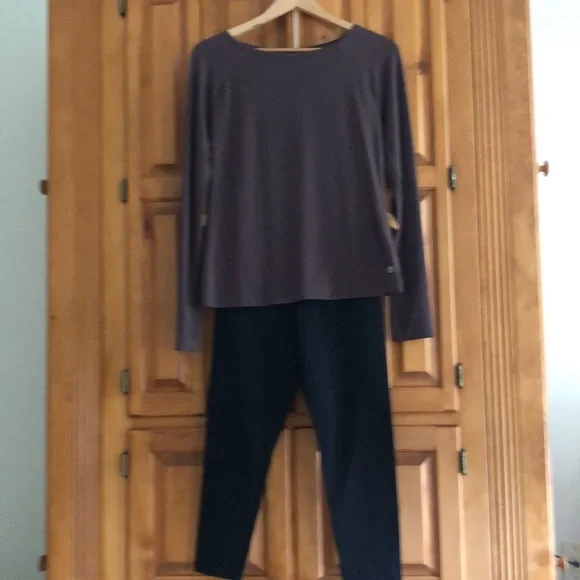 GapFit Athletic workout top. Plum shade. Breathable. Excellent condition. - Picture 2 of 6